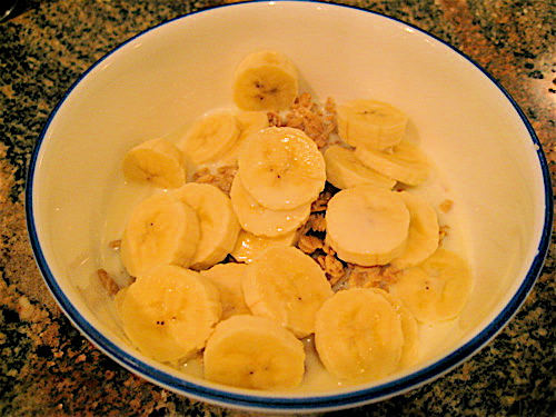 Oatmeal granola with bananas and milk. Yummy!